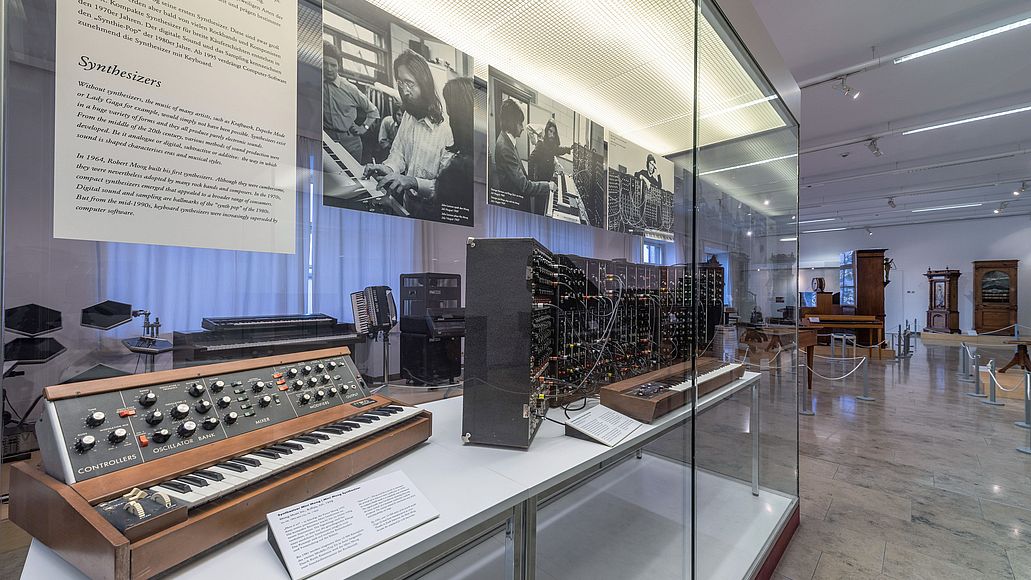 Der Mini-Moog und rechts daneben der Moog IIIp.