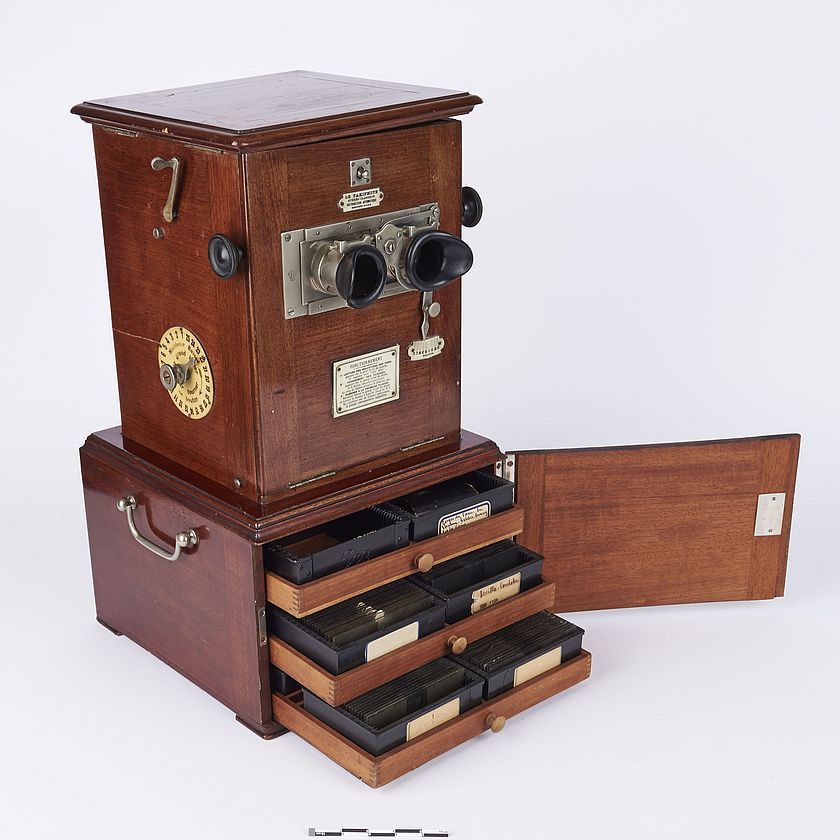 Der Stereobetrachter Taxiphote mit aufgeklappter Tür zu den darunter gelagerten Glasplatten