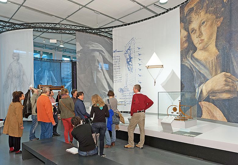 BesucherInnen in der Sonderausstellung.