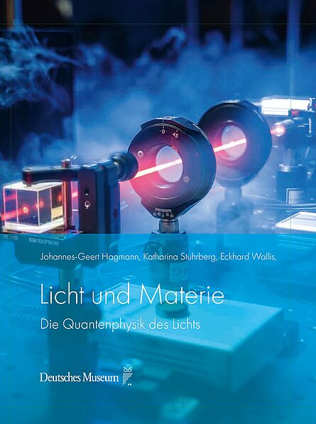 Ein roter Laserstrahl vor einer blauen Umgebung