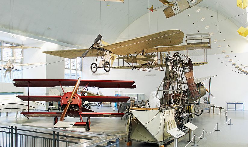 Museumsinsel_Luftfahrt_Wrightflyer_Fokker Flugzeuge in der Ausstellung Historische Luftfahrt.