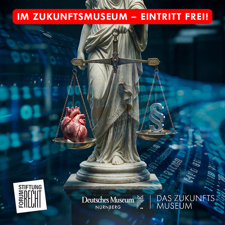 Werbeflyer mit einer Justitia-Statue im Zentrum, deren Waagschalen links ein anatomisches Herz und rechts ein Paragraphenzeichen tragen, vor blauem digitalen Binär-Hintergrund; roter Banner oben mit weißer Schrift „IM ZUKUNFTSMUSEUM – EINTRITT FREI!“, Logos unten von „Stiftung Forum Recht“, „Deutsches Museum Nürnberg“ und „Das Zukunftsmuseum“.