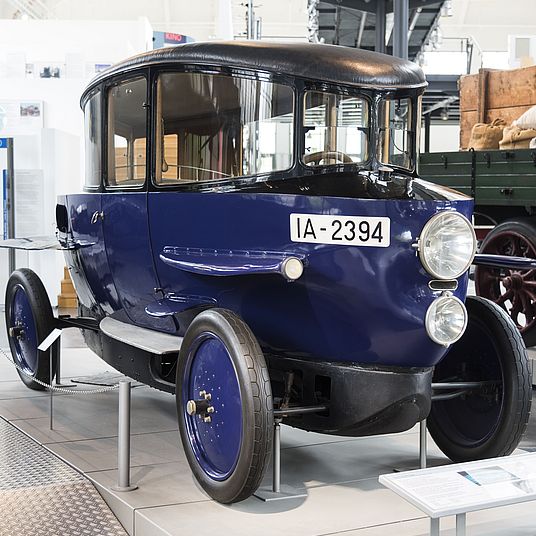 Blauer Rumpler-Tropfenwagen in Halle 3 des Verkehrszentrums