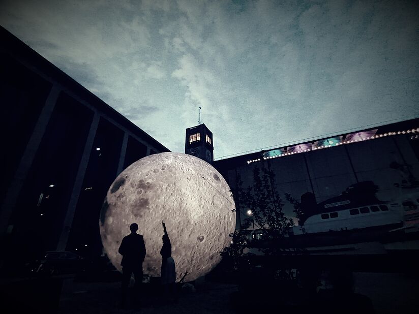 Eine beleuchtete Kugel, die aussieht wie der Mond, steht im Museumsgarten.