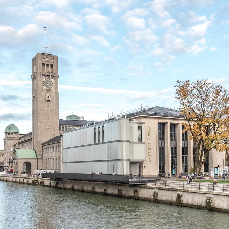 Das Ausstellungsgebäude auf der Museumsinsel von Südwest nach Ost mit der Isar im Vordergrund.