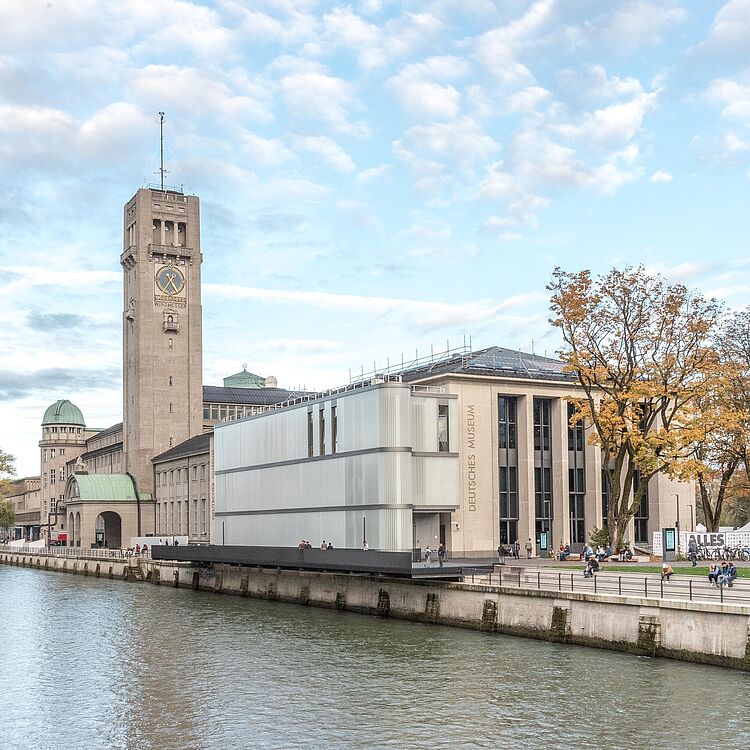 Das Ausstellungsgebäude auf der Museumsinsel von Südwest nach Ost mit der Isar im Vordergrund.