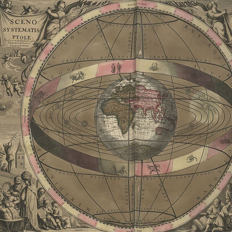 Antike, kolorierte Weltkarte in kreisrundem Rahmen mit zentraler Erdkugel, eingezeichneten Planetenbahnen und Zodiac-Streifen; dekorative Putten und Figuren rechts/links, Titelfelder oben links "SCENO SYSTEMATIS PTOLE." und oben rechts "GRAPHIA MVNDANI MAICI.", Randornamente mit Gelehrten, Astronomen und Seekartelementen, handkolorierte Kontinente (Europa/Asien/Afrika sichtbar) und lateinische Beschriftungen.