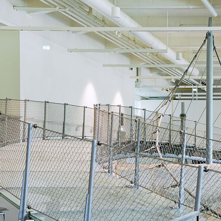 Große Brücke aus Glas in der Ausstellung.