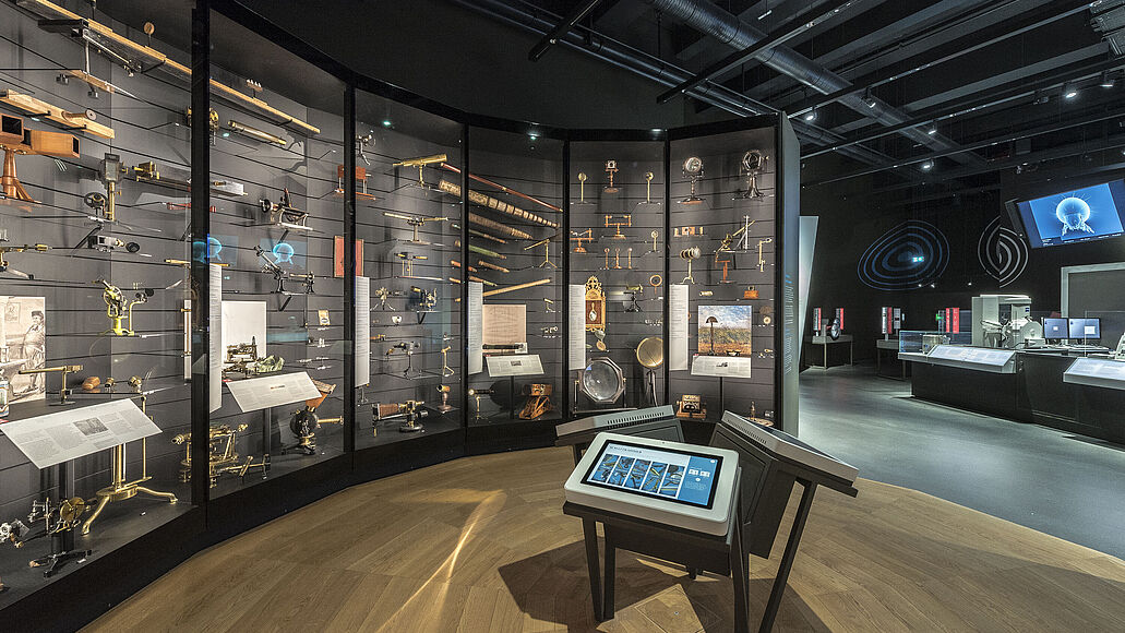 Blick aus der Schatzkammer optischer Instrumente in der Ausstellung Klassische Optik mit Sicht auf das Mikroskopische Theater.