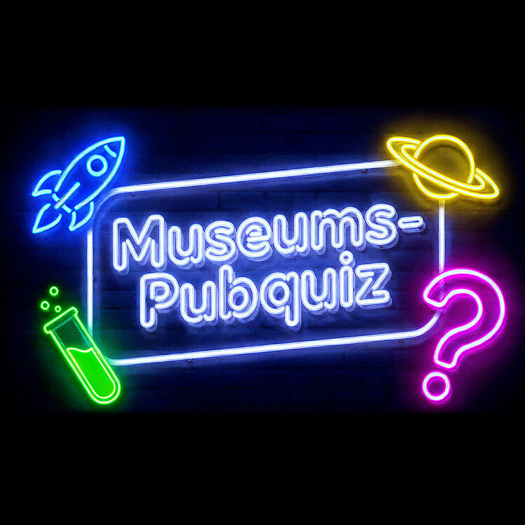 Neonleucht-Schild auf dunklem Backstein-Hintergrund mit blauem Umrissrahmen, heller weiß-bläulicher Schrift „Museums-Pubquiz“, links oben eine blaue Raketen-Silhouette, rechts oben ein gelb leuchtender Saturn mit Ring, links unten ein grünes Reagenzglas mit Bläschen und rechts ein pinker Fragezeichen-Symbol.