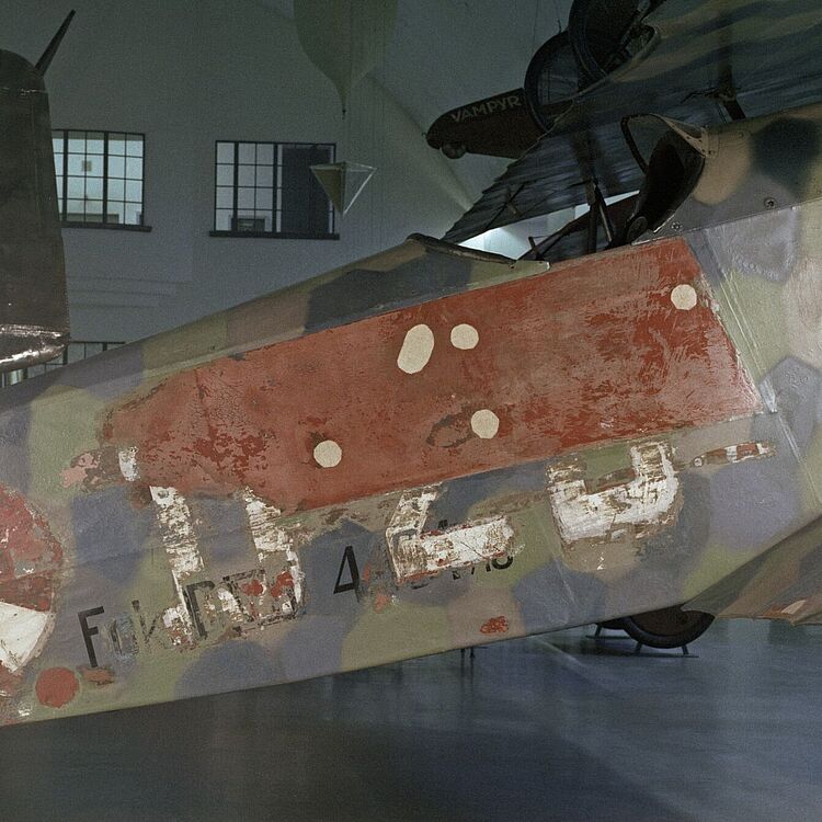 Foto von der Restaurierung des Anstrichs im Januar 1989. Dabei kam eine niederländische Kennzeichnung zum Vorschein. Da auf dem einzigen bekannten Foto von damals die obere Hälfte der Ziffern fehlt, ist unklar, ob es sich um die D 20, D 26 oder D 28 handelt.