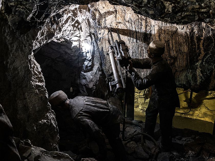Bergarbeiter bedienen einen Bohrer