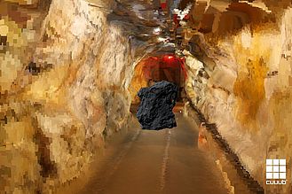 Ein Erzklumpen fliegt in einer animierten Bergwerksumgebung durch einen Stollen.