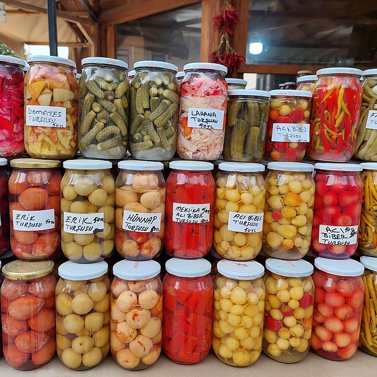 Einmachgläser gefüllt mit Lebensmitteln