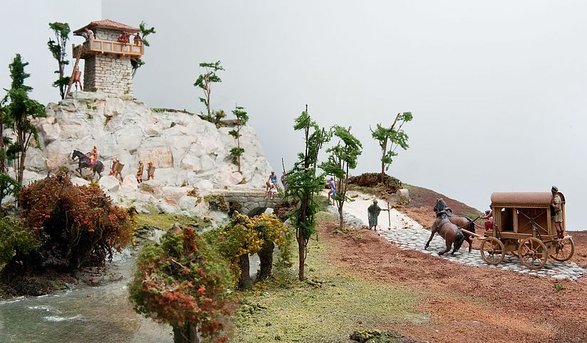 Blick in eine Vitrine mit römischer Straße
