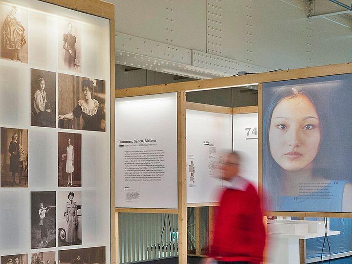 Blick in die Sonderausstellung mit den Bereichen "Leben" und "Kommen, gehen, bleiben".