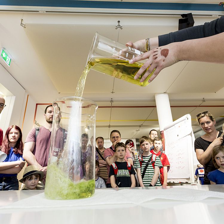 Workshop FarbenZauber in der ExperimentierKüche Deutsches Museum Bonn.