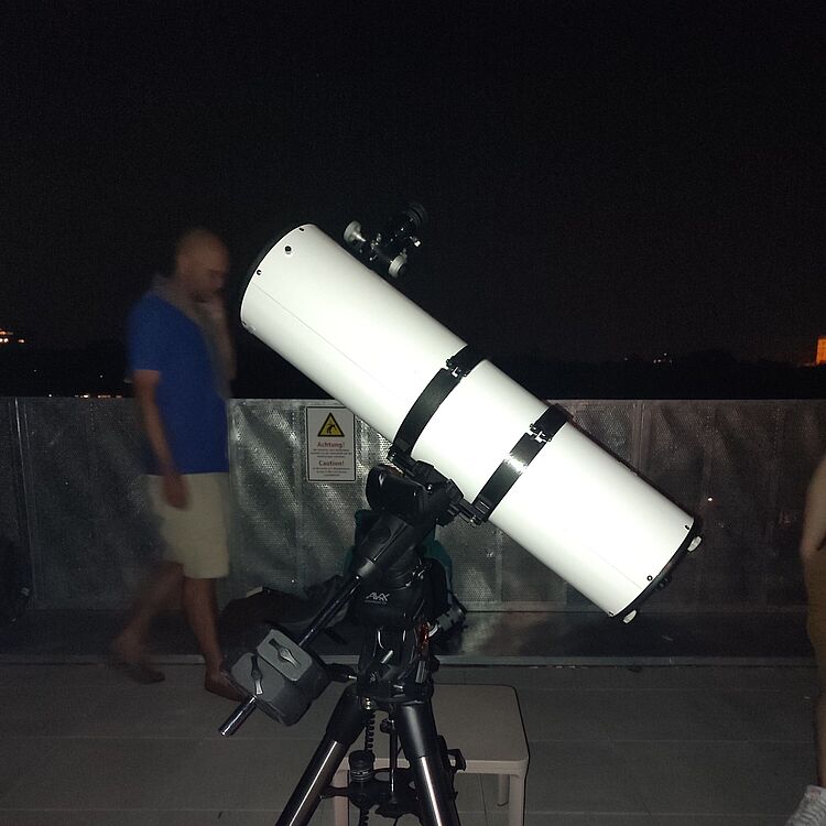 Teleskop auf Dachterrasse „Frau im Mond.
