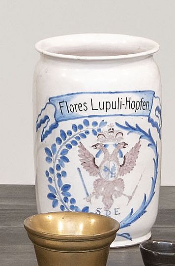 Ein Keramikgefäßt mit der Aufschrift Flores Lupuli-Hopfen