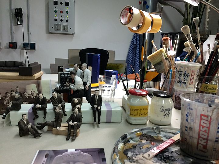 Maler Schreibtisch mit Modellfiguren und Werkstattmaterialien.