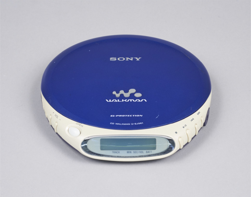 Mit diesem Sony-Discman, der auf 2001-2003 datiert ist, sollte der klassische Walkman, auf dem man unterwegs Kassetten abgespielt hat, abgelöst werden. Allerdings kamen schon bald danach die ersten MP3-Player auf den Markt und die Musik-CD verlor immer mehr an Bedeutung. 
