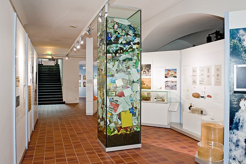 Die Müllsäule in der Ausstellung.