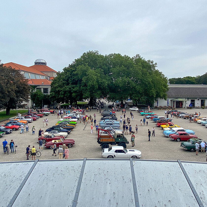 Präsentation historischer Fahrzeuge auf dem Platz vor dem Verkehrszentrum.