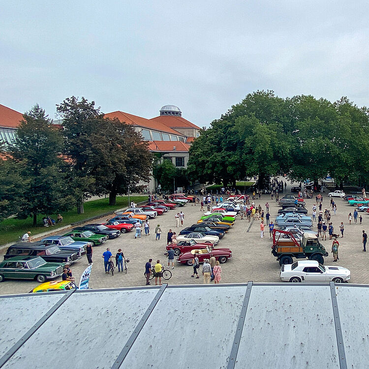 Präsentation historischer Fahrzeuge auf dem Platz vor dem Verkehrszentrum.