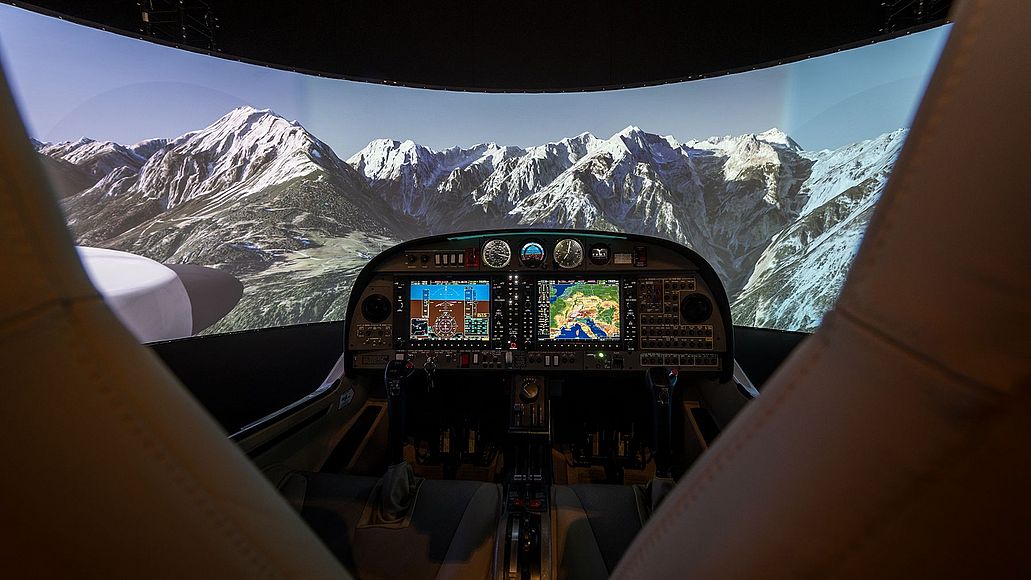Blick in Flugsimulator auf Basis des zweimotorigen Flugzeugs DA 42 NG der modernen Luftfahrt