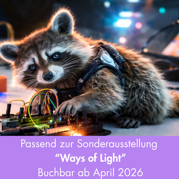 Ein neugieriger Waschbär mit kleinem Geschirr untersucht leuchtende Elektronikplatinen und bunte Kabel auf einem Tisch; violetter Banner unten: „Passend zur Sonderausstellung ‚Ways of Light‘ Buchbar ab April 2026“.