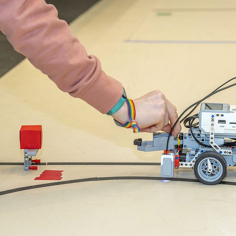  Ein kleinen Lego-Roboter wird per Knopfdruck gesteuert.