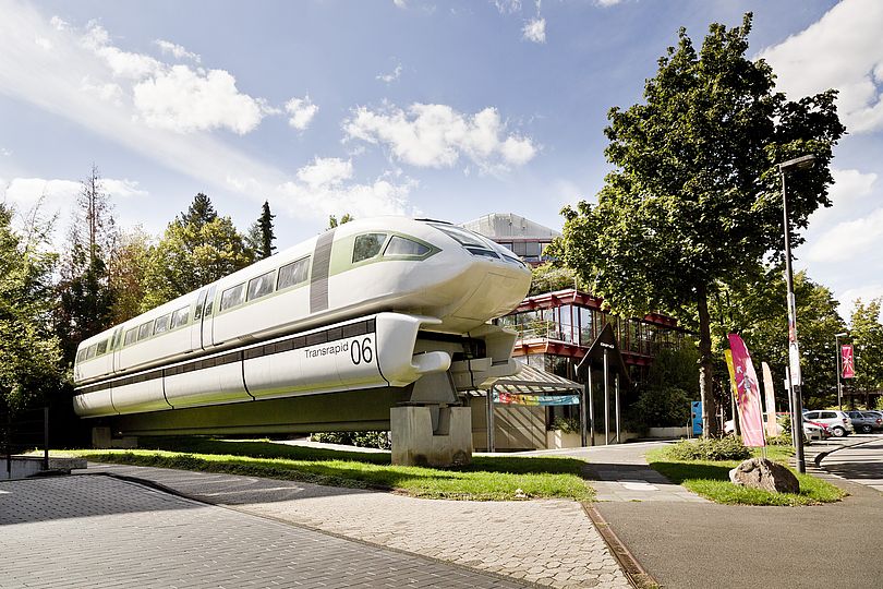 Deutsches Museum Bonn Aussenansicht Eingang mit Exponat Transrapid 06