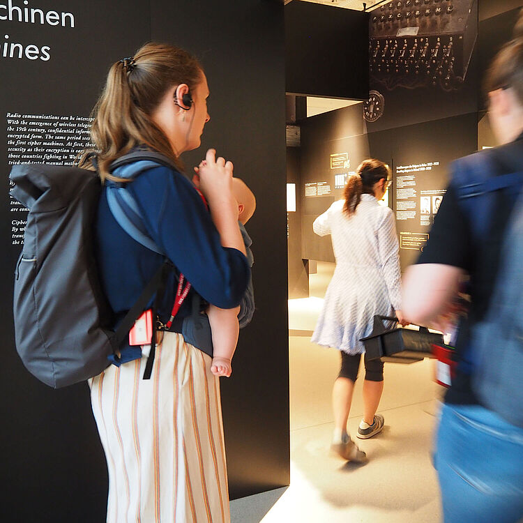 Kuratorin Carola Dahlke mit Teilnehmerinnen und Teilnehmern der Kängruruführung in der Ausstellung Bild Schrift Codes.