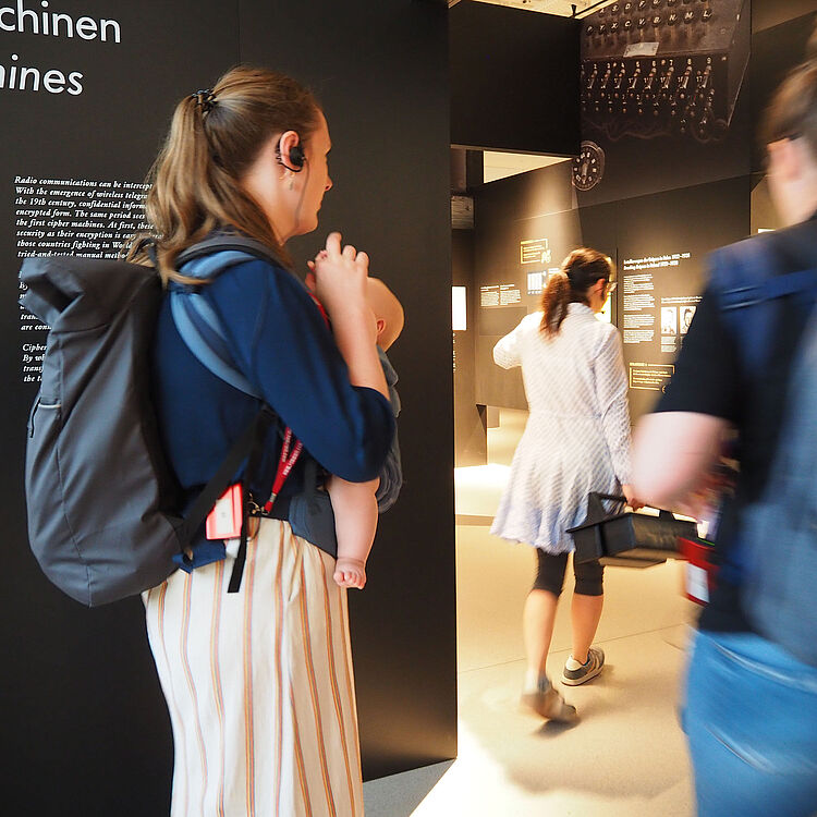 Kuratorin Carola Dahlke mit Teilnehmerinnen und Teilnehmern der Kängruruführung in der Ausstellung Bild Schrift Codes.