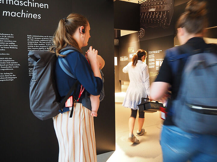 Kuratorin Carola Dahlke mit Teilnehmerinnen und Teilnehmern der Kängruruführung in der Ausstellung Bild Schrift Codes.