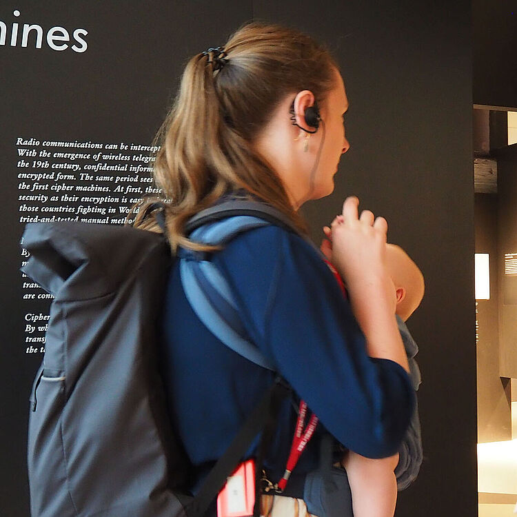 Kuratorin Carola Dahlke mit Teilnehmerinnen und Teilnehmern der Kängruruführung in der Ausstellung Bild Schrift Codes.
