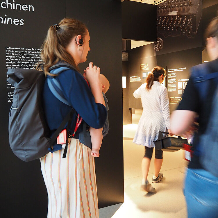Kuratorin Carola Dahlke mit Teilnehmerinnen und Teilnehmern der Kängruruführung in der Ausstellung Bild Schrift Codes.