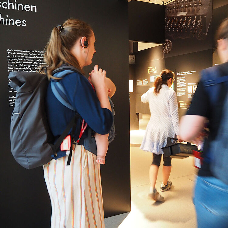 Kuratorin Carola Dahlke mit Teilnehmerinnen und Teilnehmern der Kängruruführung in der Ausstellung Bild Schrift Codes.