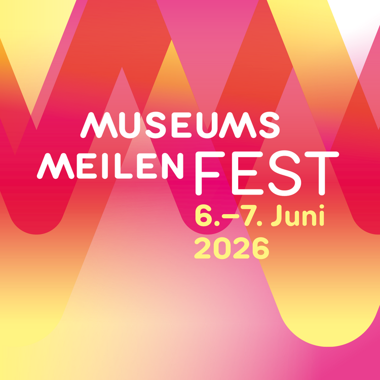 Buntes Festivalplakat mit überlappenden, wellenförmigen M‑Balken in Pink, Rot, Gelb und Orange; weißer Text „MUSEUMS MEILEN FEST“ und gelber Text „6.–7. Juni 2026“ in der Bildmitte.