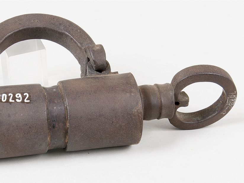 Russisches Vorhängeschloss mit Einschraubschlüssel.