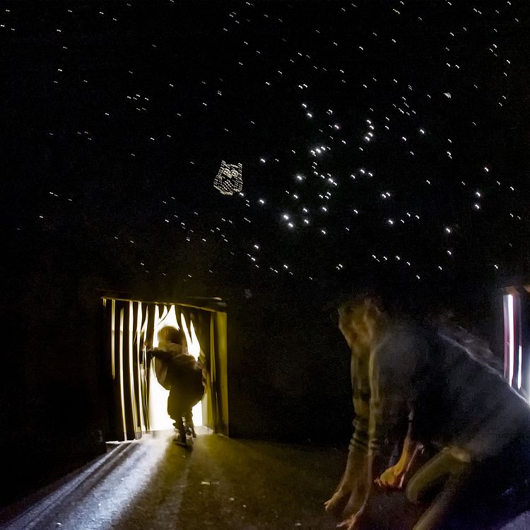 Besucher vor Exponat Sternenhimmel im Kinderreich