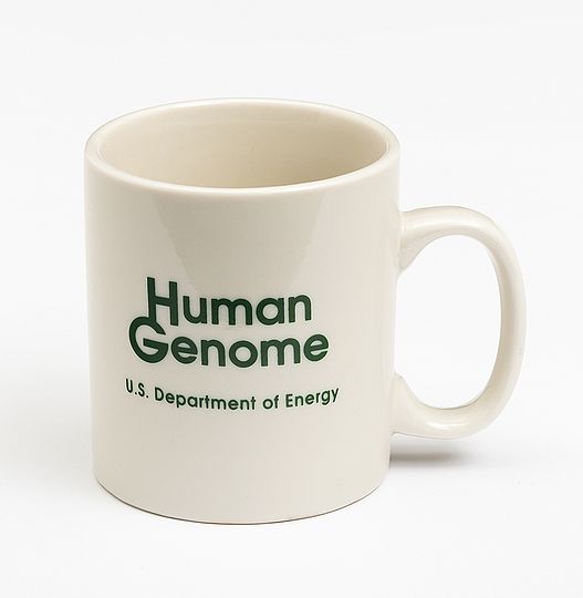  Kaffeetasse mit Motiv des Humangenomprojekt.