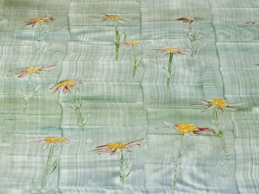 Papier mit aufgeklebten Blumen.