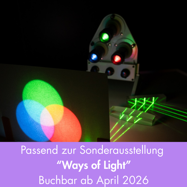 Dunkel gehaltenes Foto einer Licht-Experiment-Station: im Vordergrund ein weißes Blatt, auf das sich überlappende kreisförmige Projektionen in Rot, Grün und Blau bilden; rechts im Hintergrund ein Gerät mit drei farbigen Lichtquellen (grün, blau, rot) und mehrere grüne Laserstrahlen, die durch Glasprismen laufen; unten überlagert ein violetter Banner mit deutschem Werbetext für die Sonderausstellung "Ways of Light" und dem Hinweis "Buchbar ab April 2026".