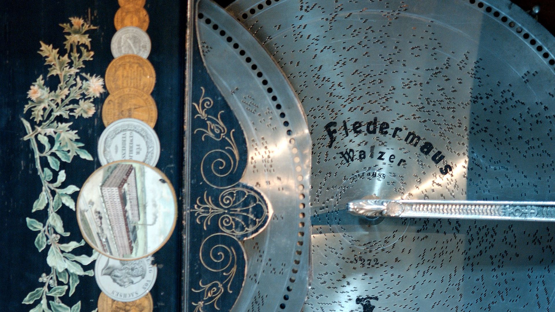 Ausstellung_Musikinstrumente_Musikautomat Fledermaus_dm2.0158.jpg Fledermaus musical automaton
