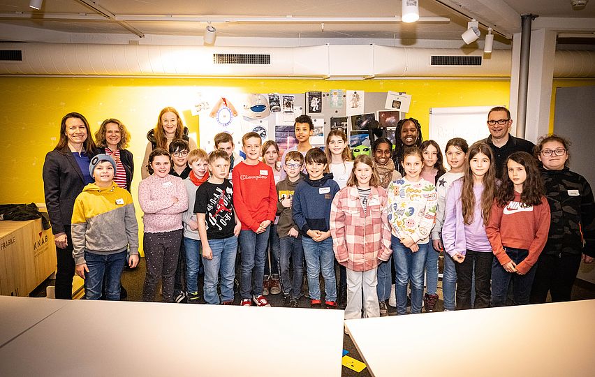 Klasse der Grundschule Heimersheim im Deutschen Museum Bonn mit Landrätin Cornelia Weigand