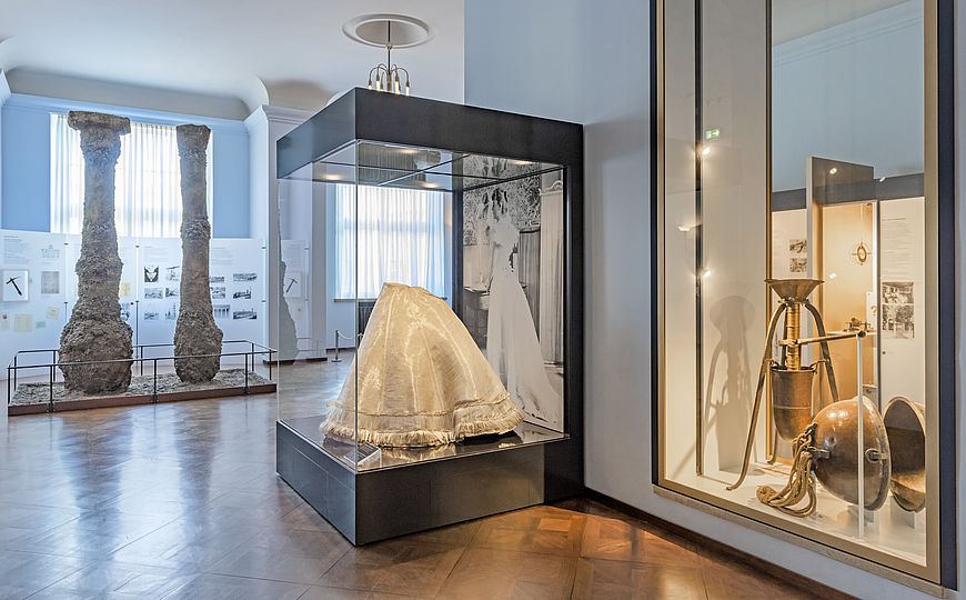 Infantin Eulalia’s Glasfaserkleid. Sonderpräsentation in der Ausstellung Museumgeschichte.