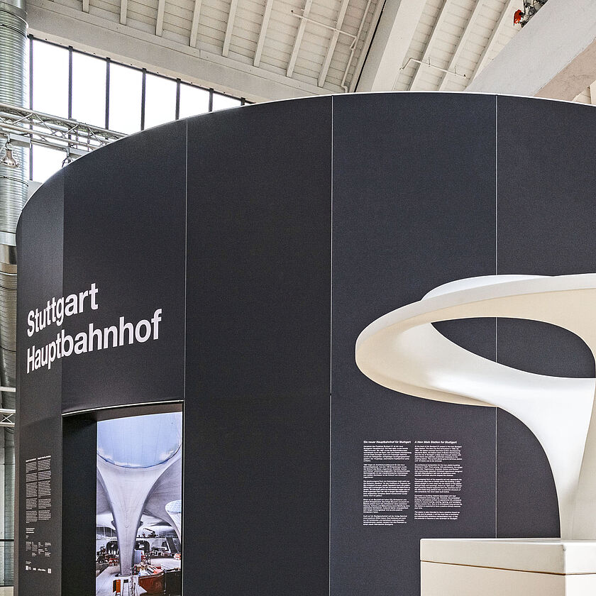 Modell einer “Kelchstütze” vor der Rotunde.