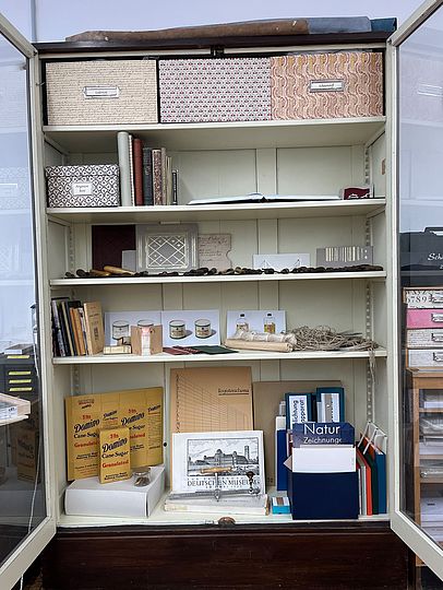Buchbinderei: Blick in den Sammlungsschrank