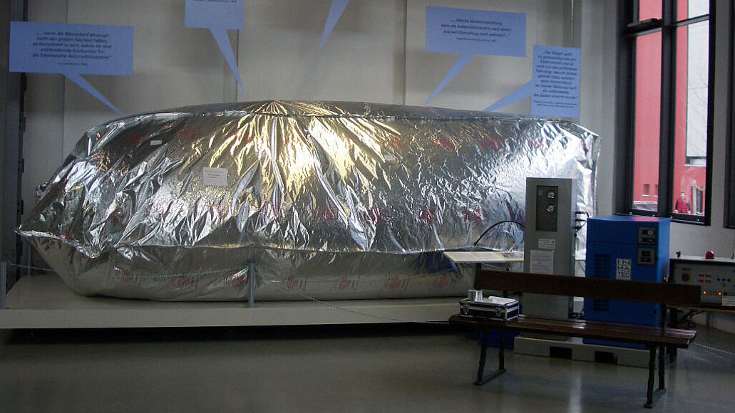 Der Mercedes-Simplex ist in einer silbernen Folie eingeschweißt und wird mit Stickstoff gegen Motten behandelt.